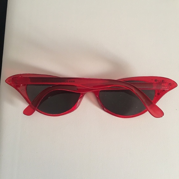 Host Pick: Dr. Peepers Cats Eye Sunglasses - Picture 2 of 3